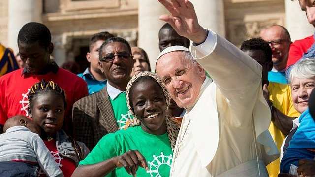 El Papa Francisco llama a la solidaridad para acoger a los migrantes rescatados en el Mediterráneo