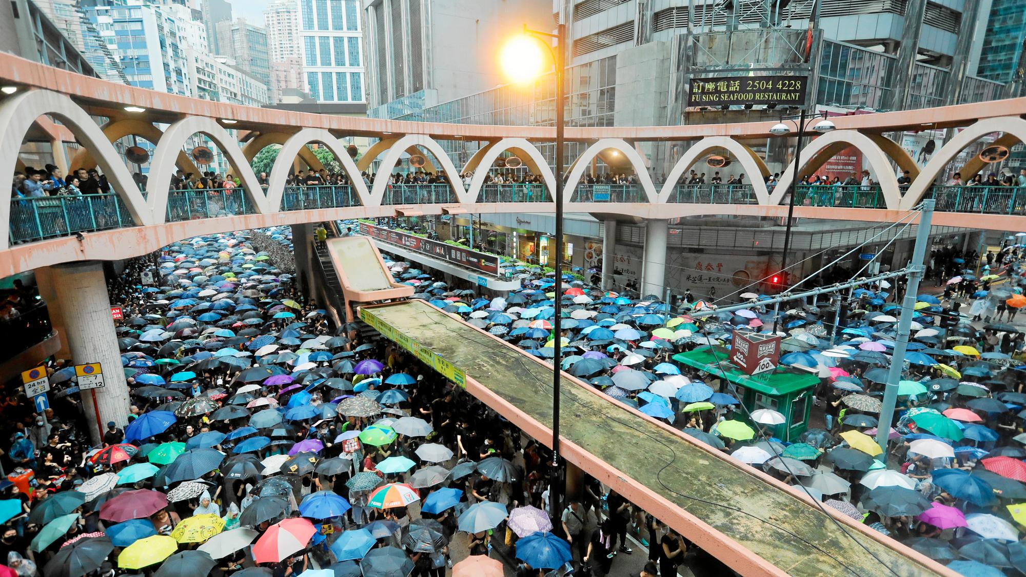 HONG KONG SIGUE TENTANDO A CHINA: TANTO VA EL CÁNTARO….