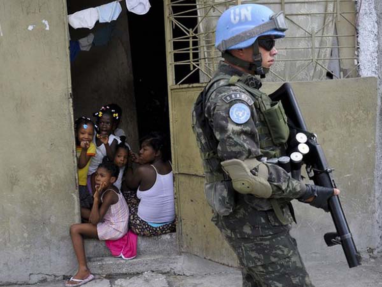 CASCOS AZULES: ¿AYUDAR O VIOLAR Y ABANDONAR HIJOS?