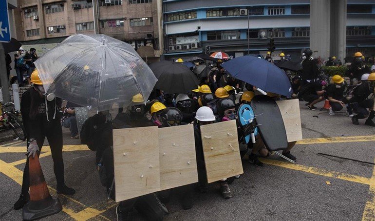 HONGO KONG: LA POLICÍA CARGA EN EL AEROPUERTO