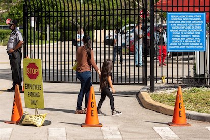 BIDEN Y LA INMIGRACIÓN: COMO NOS LOS PUEDEN EXPULSAR, LOS DEPORTAN EN AVIONES
