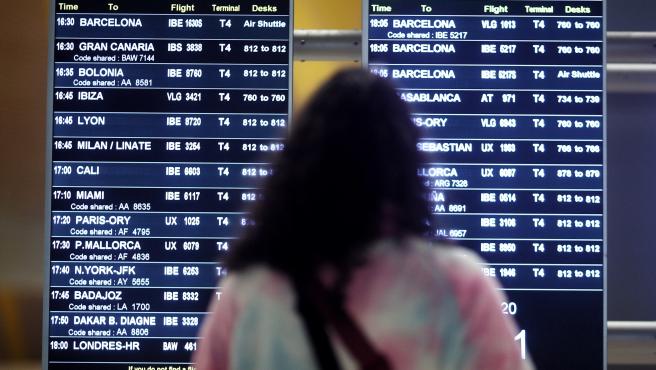 viajeros en la terminal t4 del aeropuerto adolfo suarez madrid barajas