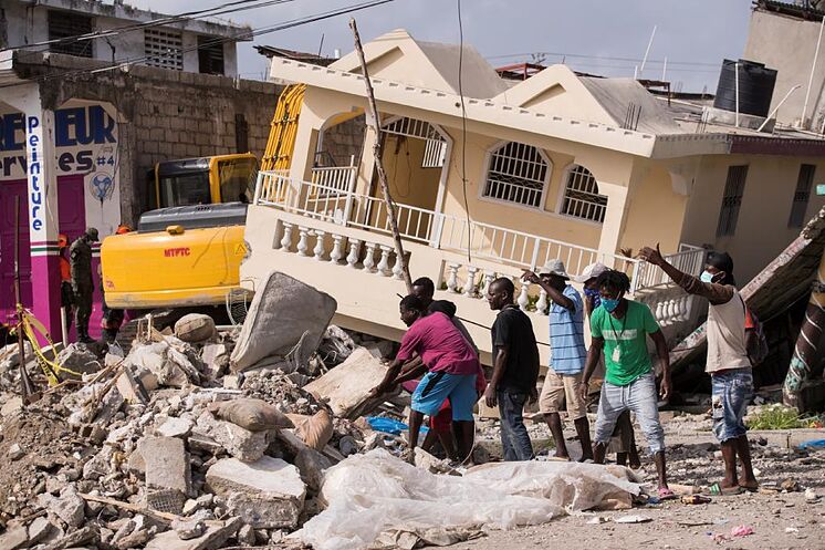 HAITI: CASAS SIN CIMIENTOS: 2207 MUERTOS