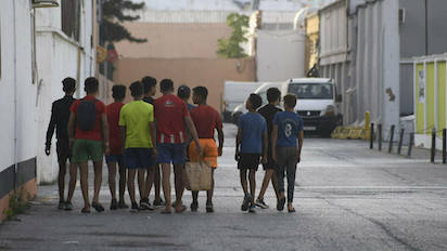 el proceso de devolucion vuelve a llenar las calles de ceuta de ninos sin techo