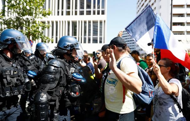 manifestantes en contra del pasaporte covid se enfrentan a la policia en paris francia.r d.2736 1824