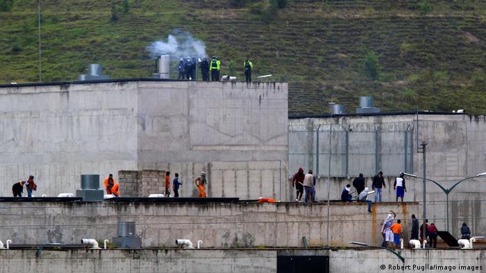 CARCELES EN ECUADOR: EN VEZ DE INTENTAR HUIR PELEAN ENTRE ELLOS