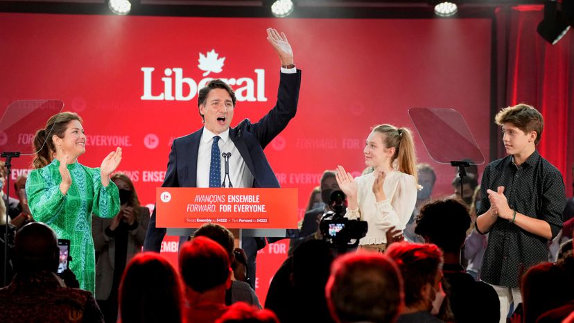 TRUDEAU SIGUE EN EL PODER, PERO NO COMO ÉL QUERÍA