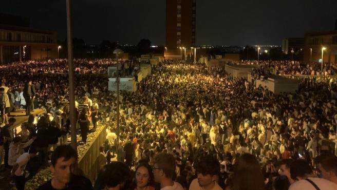 macrobotellon de cerca de 25 000 personas en la universidad complutense de madrid.r d.1062 1129