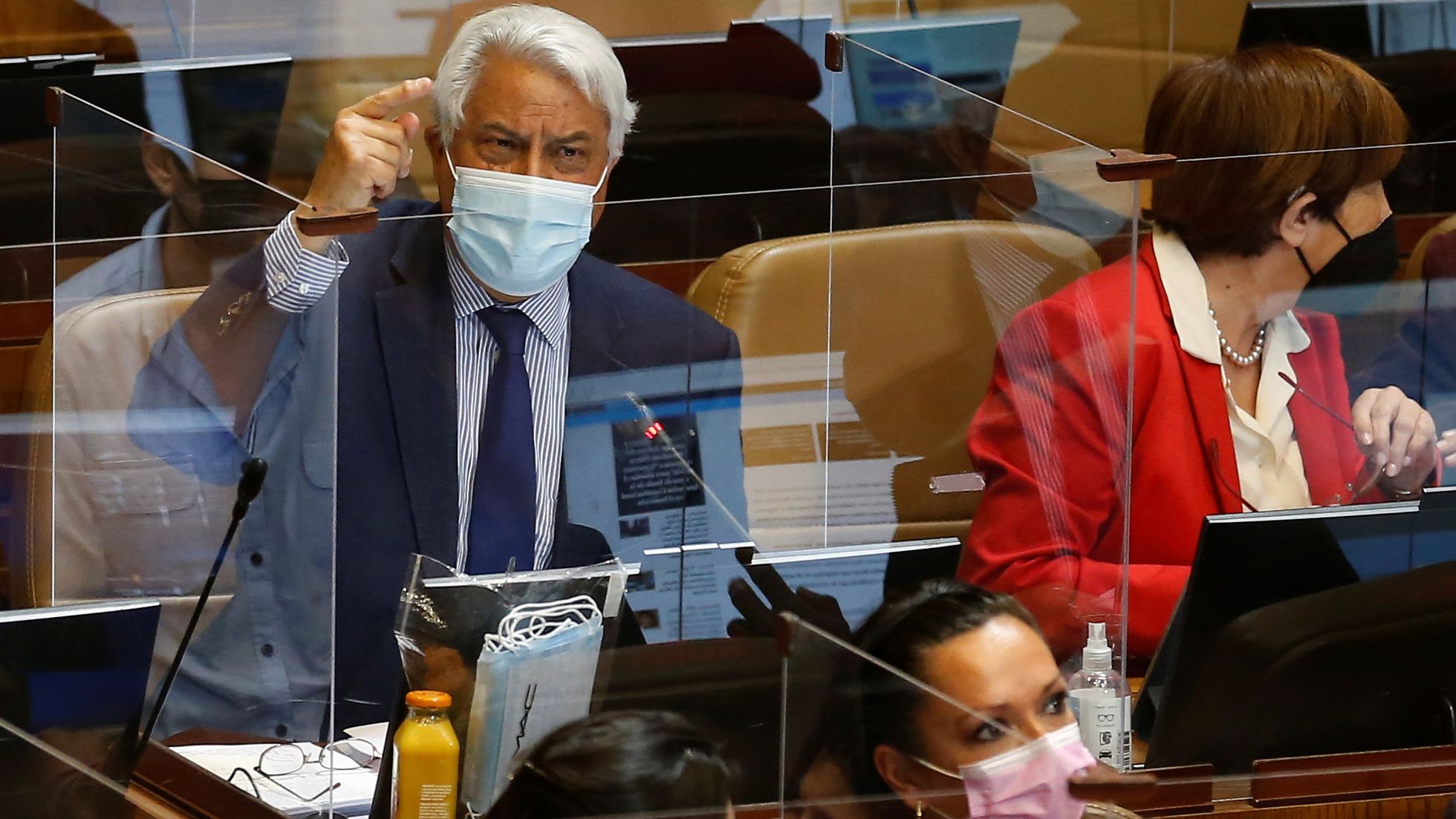 PIÑEIRA EN PROBLEMAS POR SUS NEGOCIOS