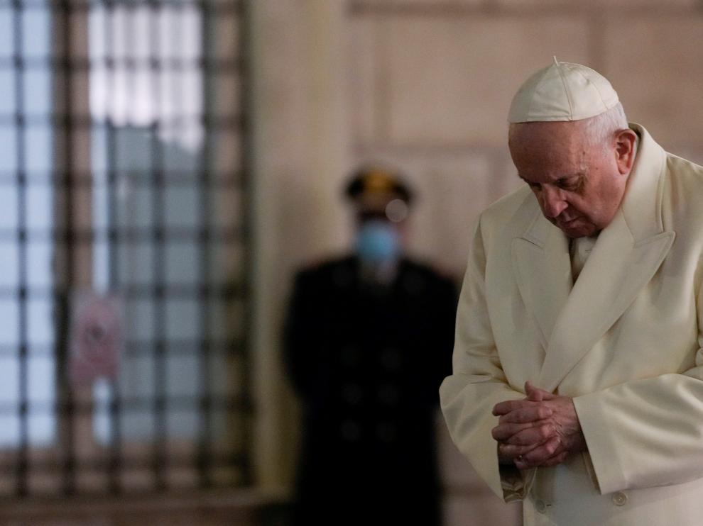 el papa reza ante la virgen en el dia de la inmaculada