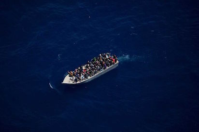 300 PERSONAS A PUNTO DE AHOGARSE Y TODOS MIRAN PARA OTRO LADO