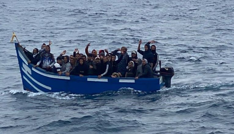 SIGUEN LLEGANDO PATERAS: ESTA VEZ A CANARIAS