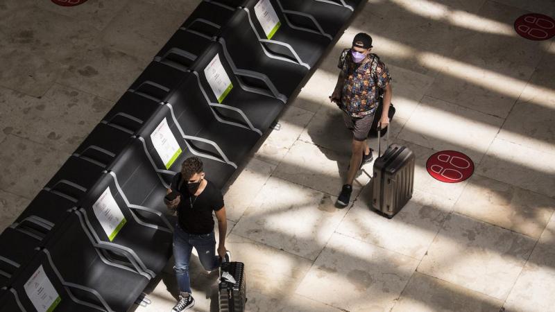 dos personas con maletas en la terminal t4 del aeropuerto adolfo suarez madrid barajas 4 800x450