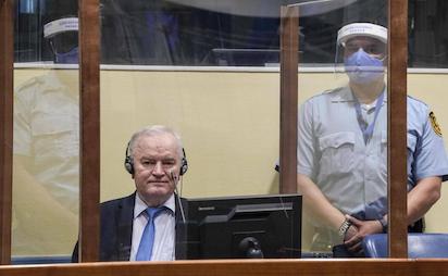SREBRENICA: …MIENTRAS EL MUNDO MIRABA PARA OTRO SITIO….