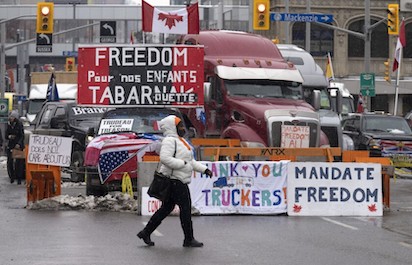 CAMIONEROS DE CANADA, PROTESTAN Y OTROS SE UNEN