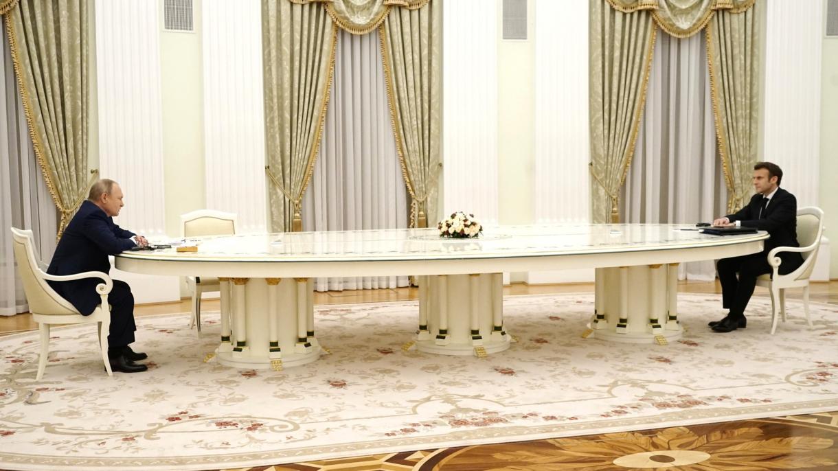 mesa de putin y MAcron