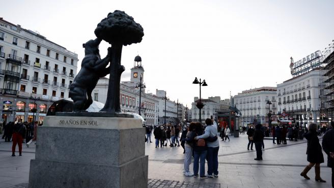 varias personas paseando por la puerta del sol de madrid
