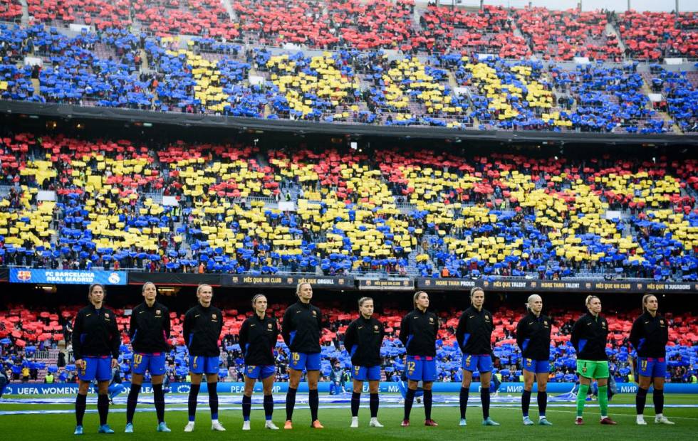 LAS CHICAS LLENARON EL CAMP NOU