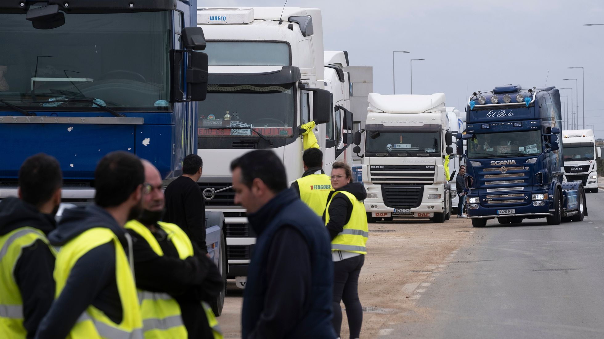 LA ULTRADERECHA MOVILIZA A LA ASOCIACION MÁS PEQUEÑA, Y CONSIGUE PARAR EL TRANSPORTE