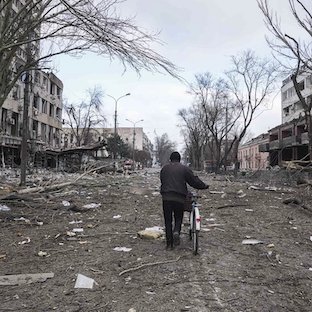 caminando entre las ruinas de mariupol b6ee9693 800x800