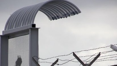 Y MIENTRAS… “PEINES INVERTIDOS” CUANDO PARECE QUE LLEGAS, TE TIRAN