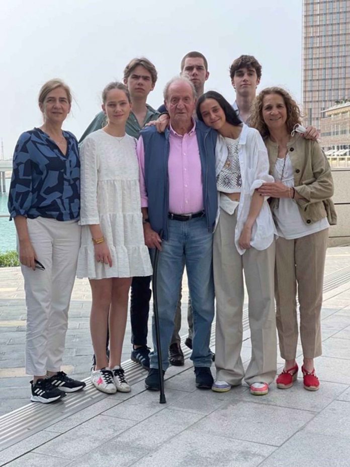 FOTO PROMOCIÓN DE TEMPORADA: EL EXREY, SUS HIJAS Y NIETOS
