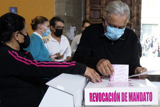 LOPEZ OBRADOR PREGUNTA SI LE QUIEREN Y LE DICEN QUE SI