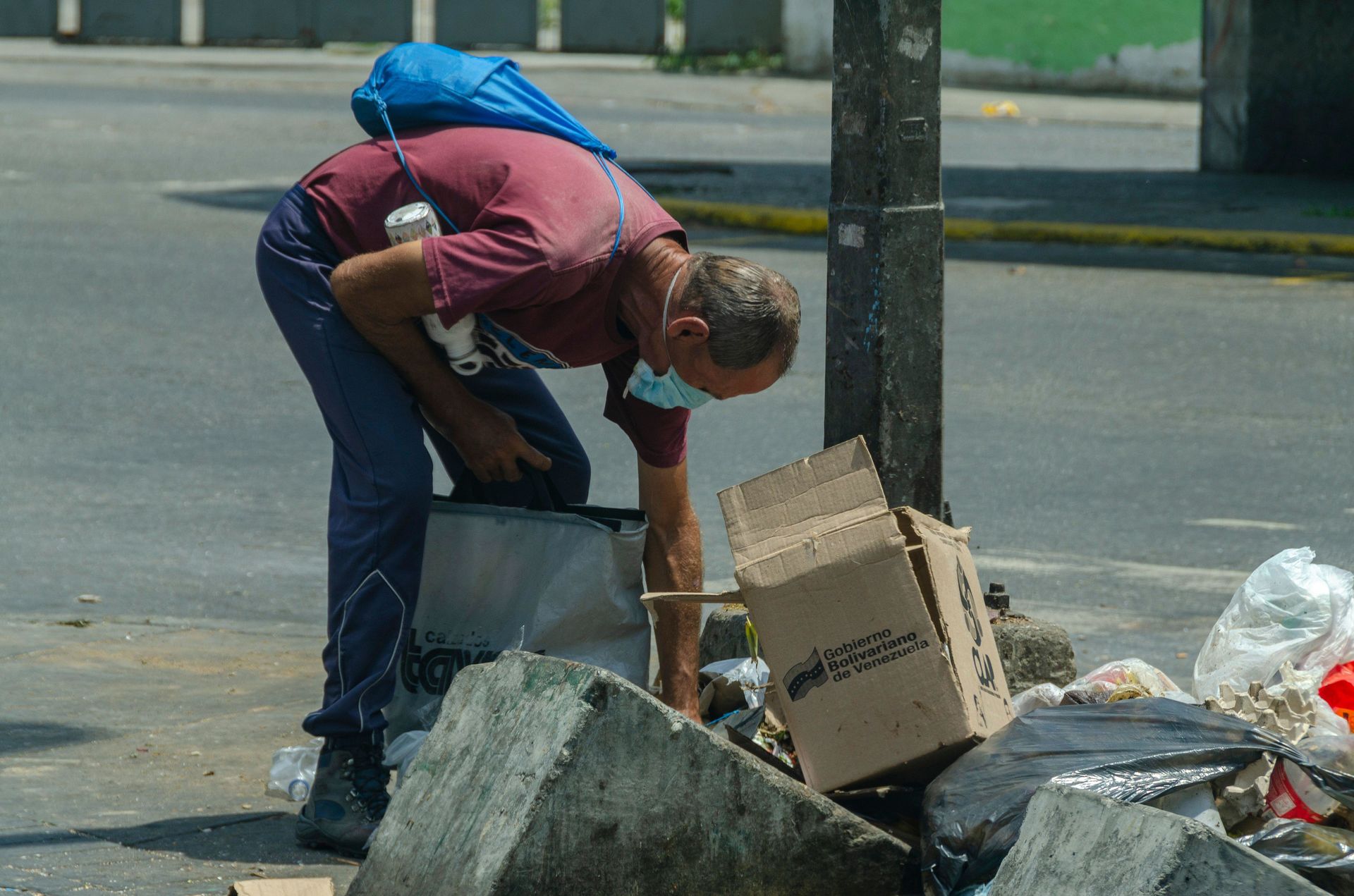 venezuela hombre comida basura