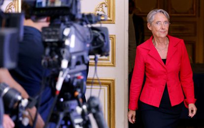 FRANCIA: LA PRIMERA MINISTRA DIMITE Y MACRON NO LO ACEPTA