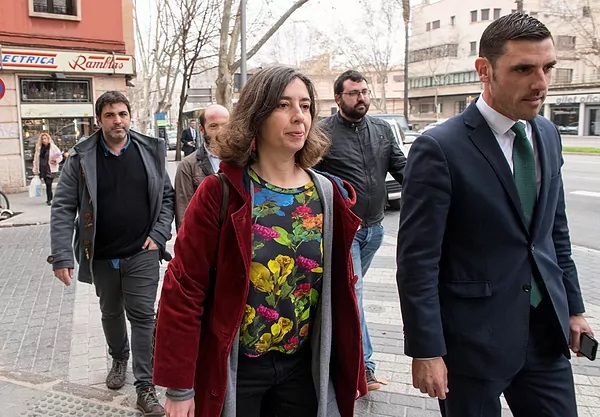 PODEMOS DA PLANTÓN AL REY EN MARIVENT