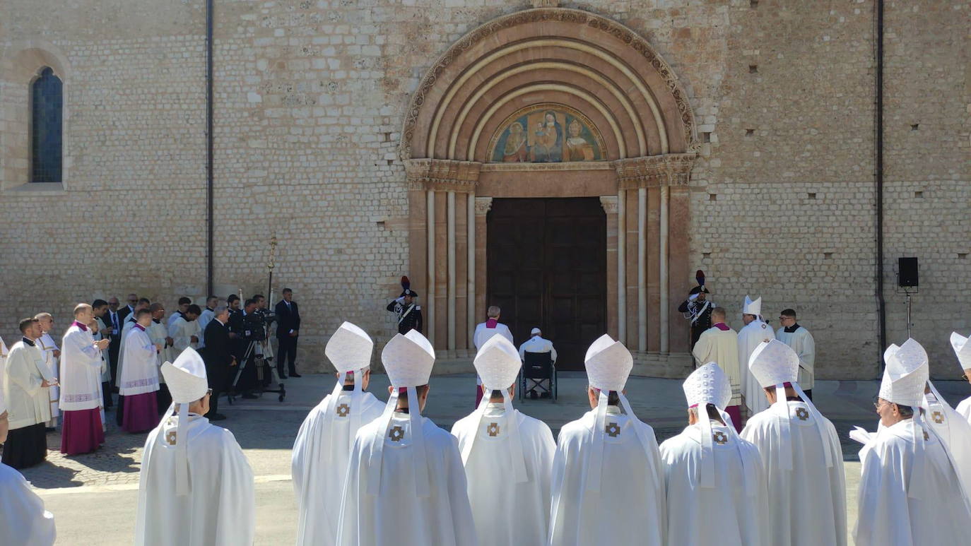EL PAPA CONVOCA A TODOS SUS CARDENALES