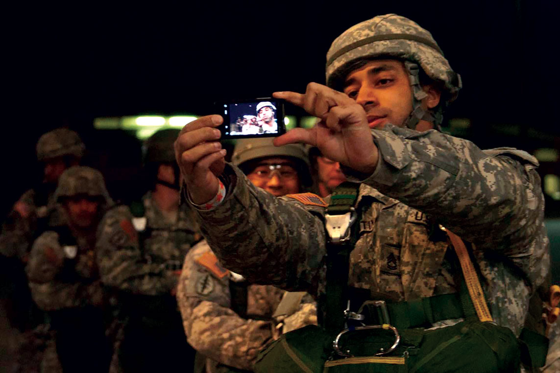 Trent soldado se hace un selfi el 11 de diciembre de 2010 antes de abordar un C 17 en Fort Bragg Carolina del Norte