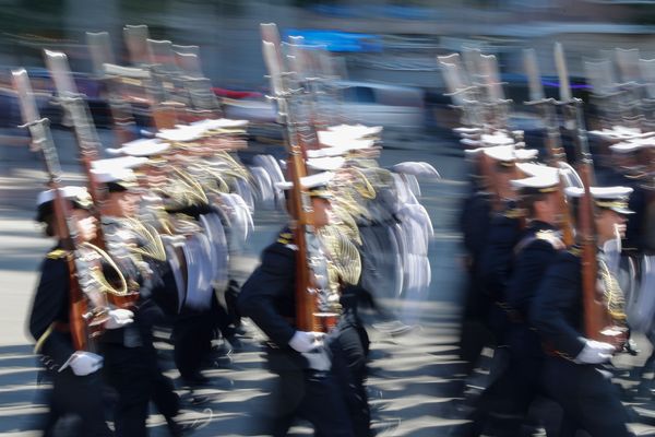 ESPAÑA: DESFILE DEL 12 DE OCTUBRE CON RETRASO Y ABUCHEOS PARA SÁNCHEZ, Y CON MUCHAS MUJERES