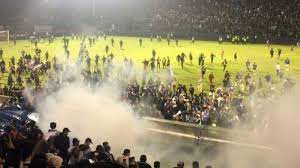 INDONESIA: TERROR EN EL CAMPO DE FUTBOL