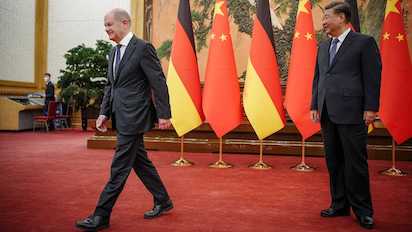 DESPUES DE ESQUILMAR A CHINA, LE PIDEN IGUALDAD