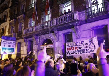 MEDICOS: SALEN DEL ENCIERRO TRAS 36 HORAS. UN FAROL SIN LUZ