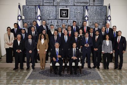 Ministros se toman la foto habitual con el presidente Netanyahu el unico superviviente del 96