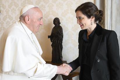 AYUSO VA A VER AL PAPA Y LE PARECE NORMAL ESCRIBIR “MATAR A OTROS”