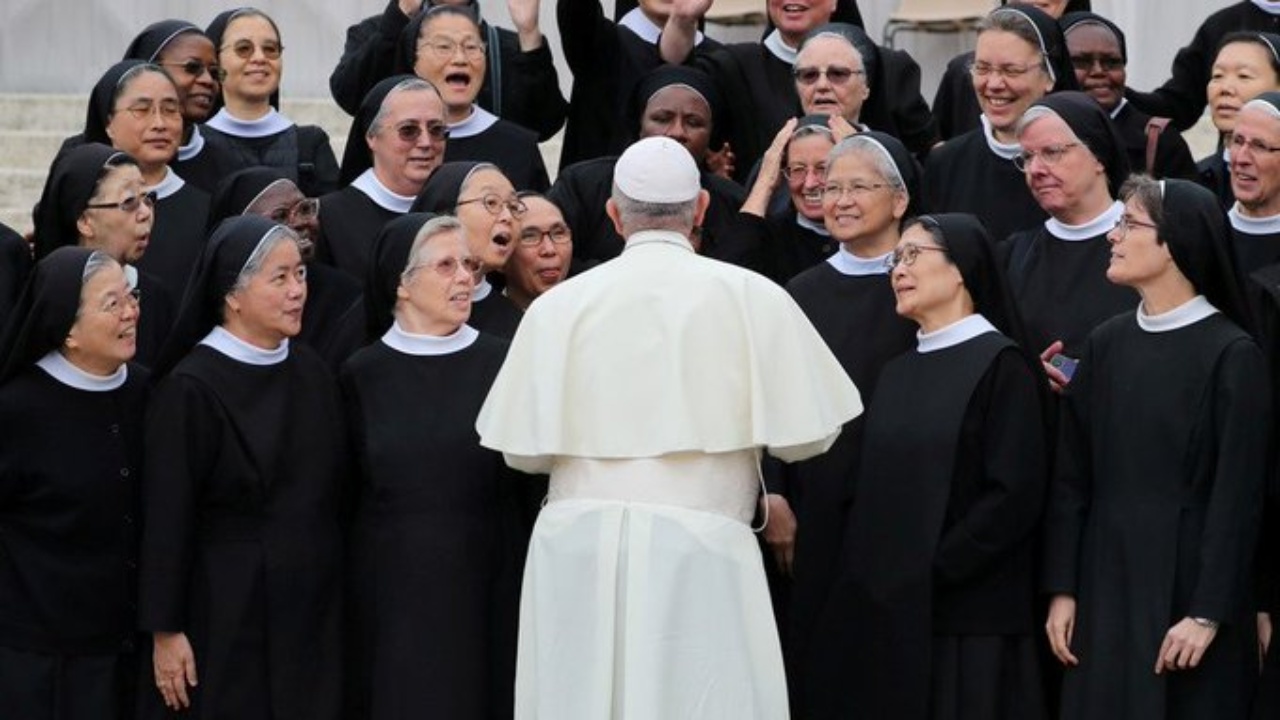 PAPA FRANCISCO: LAS MUJERES SON GENEROSAS, AUNQUE HAY ALGUNA NEURÓTICA