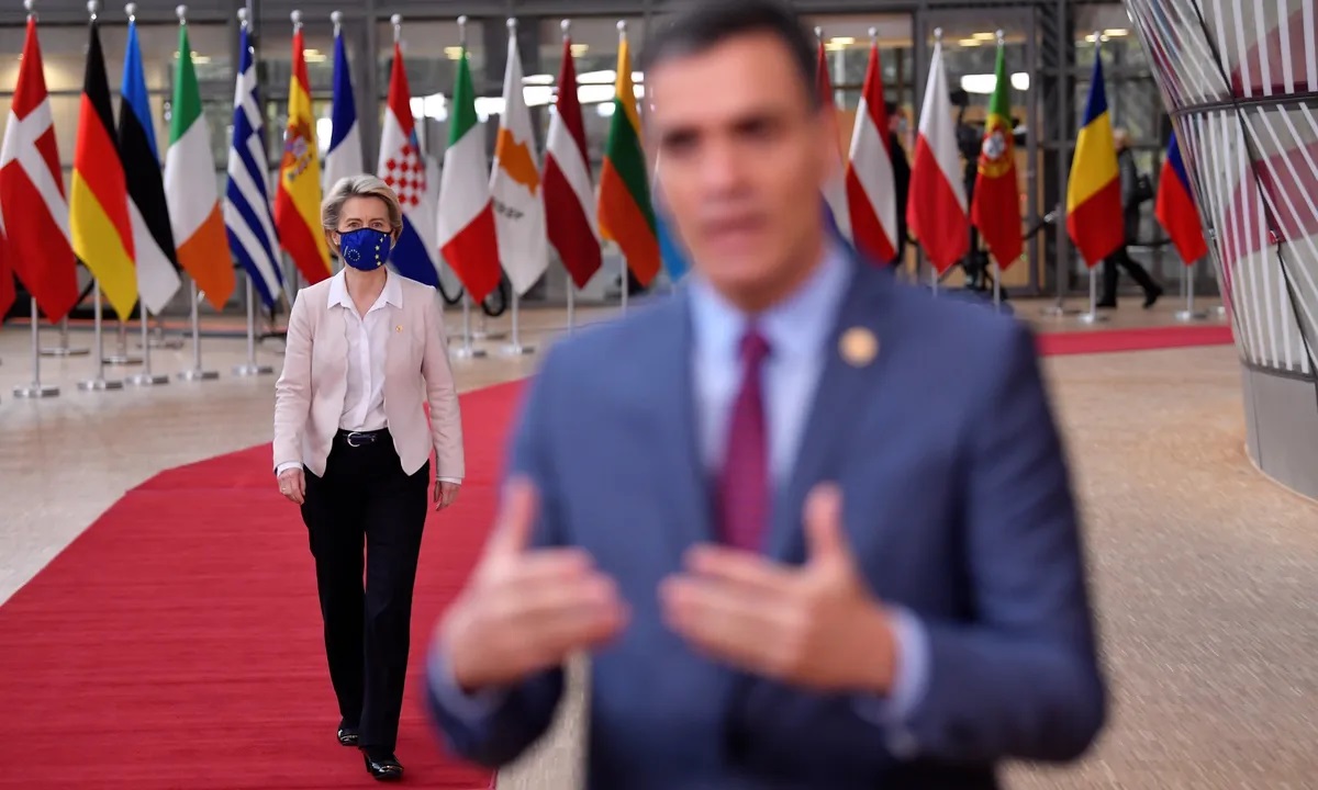 LA UE PIDE A SÁNCHEZ QUE RETIRE SU POLÍTICA DE LIMOSNAS ESTATALES