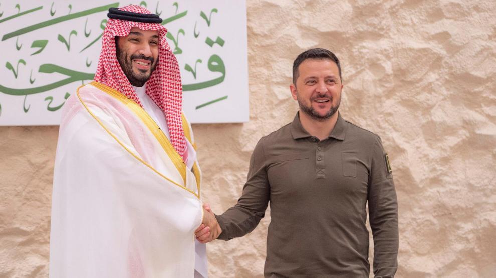 el principe saudi mohamed bin salman da la bienvenida a volodimir zelenski a su llegada a yeda arabia saudi