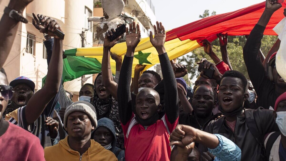 SENEGAL: TODO ARDE, Y ÁFRICA, MÁS