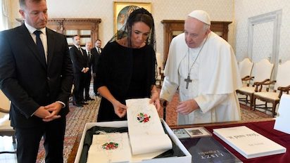 el papa y la hungara