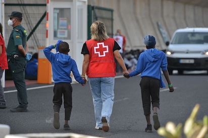 CANARIAS PIDE AUXILIO ANTE LA AVALANCHA MENORES MIGRANTES