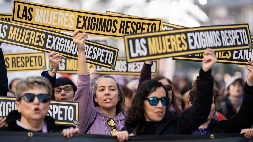 MARCHAS CONTRA LA VIOLENCIA DE LA MUJER: POCAS Y DIVIDIDAS