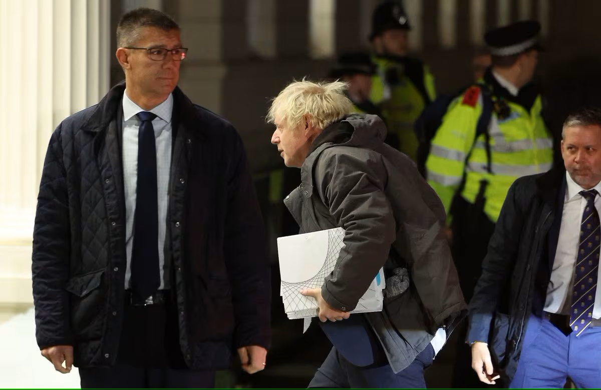 BORIS JOHNSON AGACHA LA CABEZA