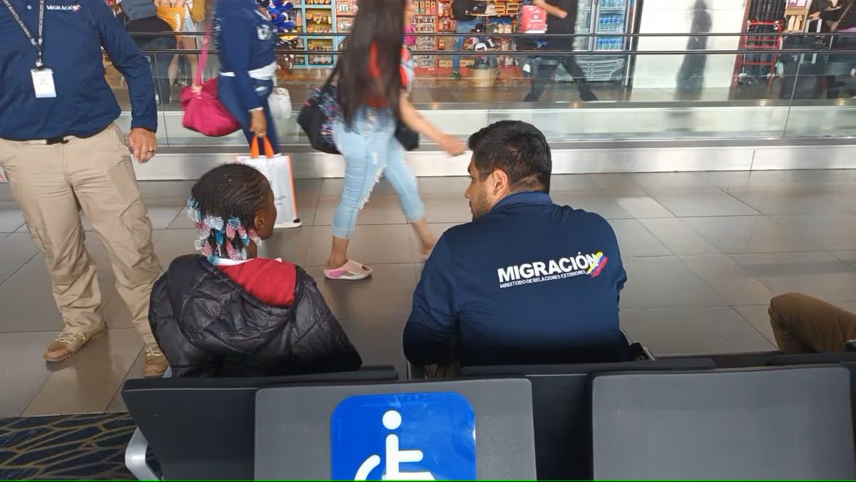 NIÑOS MIGRANTES ABANDONADOS EN EL AEROPUERTO DE BOGOTÁ