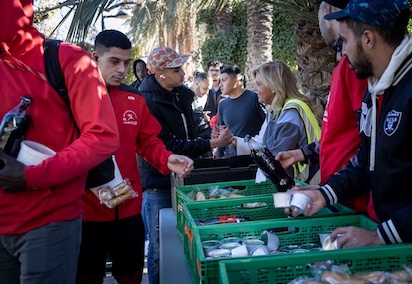 VALENCIA: PUEDEN LIMPIAR RESTOS DE CONCIERTOS Y NO RESTOS DE COMIDA DE INDIGENTES