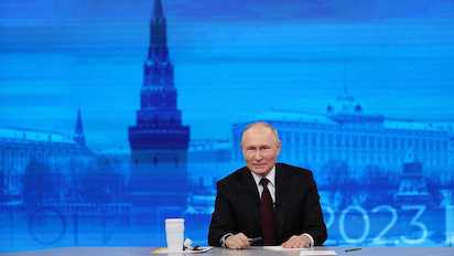 PUTIN SACA PECHO Y SE GUSTA MUCHO A SÍ MISMO