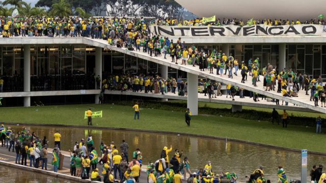LA CORRUPCION DE LAS DEMOCRACIAS NOS PUEDEN HACER VOLVER ATRÁS